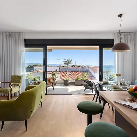 Hektor With Sea View Terrace And Garage Сплит